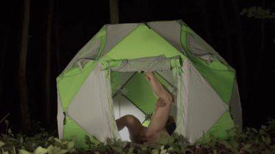 Sodomie bien serrée sous la tente au camping - txxx.com - France