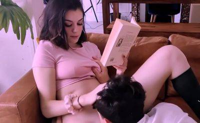 elle se fait lecher en lisant son livre - txxx.com - France