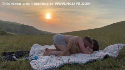 We Make Love In A Public Field Until Milf Cums And Left With Creampie - hclips.com - Britain
