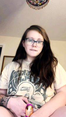 Amateur brunette double toying on webcam - drtuber.com