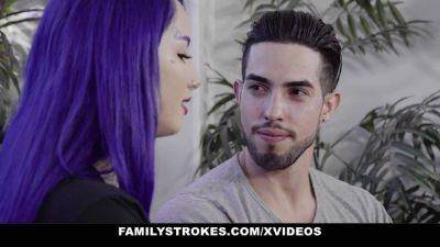 Stepiblings Val Steele & Jesse Rosae get wild with each other in hot family Strokes - sexu.com