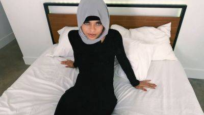 Muslim GF loses virginity on Christmas: Hijab hookup with big tits & rough sex action! - sexu.com