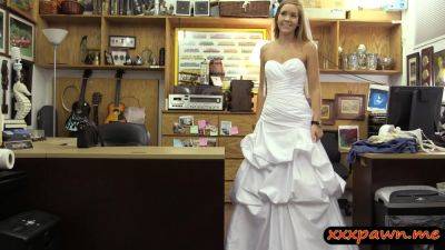 Woman In Wedding Dress Gets Her Pussy Boned By Pawn Man - hclips.com