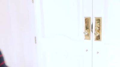 online celebrity loves shaking her ass - upornia.com