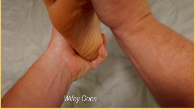 Wifey Gets Her Feet And Toes Massaged - videomanysex.com