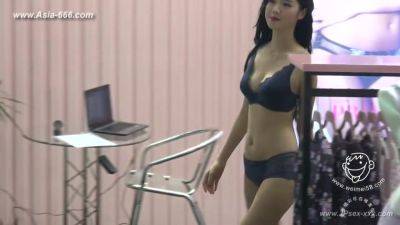Chinese model in sexy lingerie show.22 - hotmovs.com - China