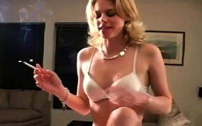 Prodigious bimbo with fingers and no shame at all - drtuber.com