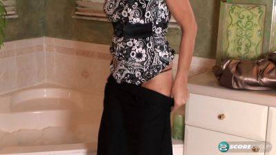 This Milf Takes A Long, Hot Bath And Toys Her Perfectly Shaved Cunt With A Vibrator. - hotmovs.com