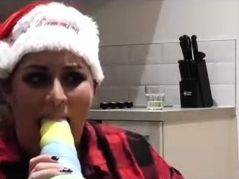 Blonde amateur gives webcam show with toys - drtuber.com