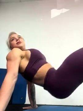 Blonde With Natural Big Boobs Loves Putting A Toy In Her - drtuber.com