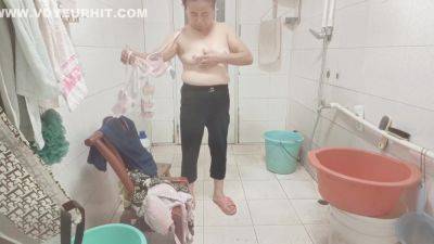 Take A Selfie Bath - voyeurhit.com