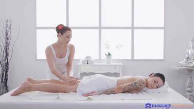 Aria Star & Sydney Luv: 69 Lesbian Facesitting Massage with Oil - veryfreeporn.com
