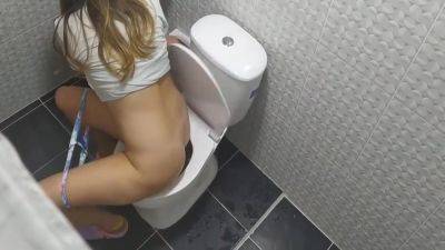 Camara Espia A Venezolana, Meando 5 Min - voyeurhit.com