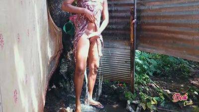 The Desi Naked Aunty Bathing Outside And Shaving Her Pussy - desi-porntube.com
