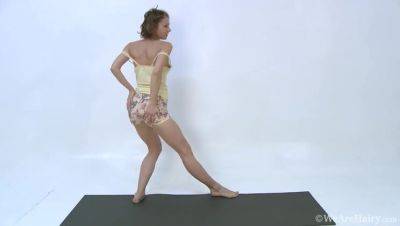 Simona Practices Nude Yoga with Her Mat - veryfreeporn.com
