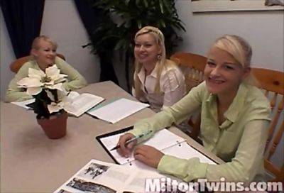 Twins in lez threeway eat out pussy - txxx.com