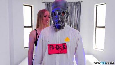 A Blonde Is Going To Fuck An Alien! - upornia.com