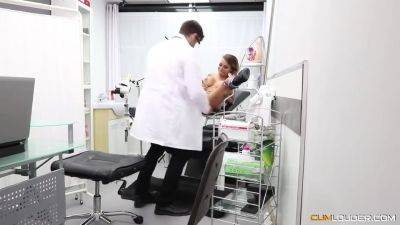 Hoochie-pussy Snake Visits The Doctor - Gina Snake - videooxxx.com