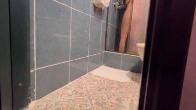 Grabo A Puta Rubia Del Trabajo Masturbandose En El Bano. 5 Min - upornia.com