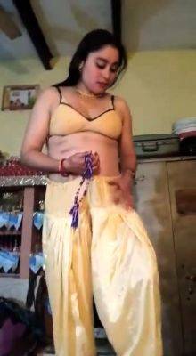 Desi Aunty strip infront of husband - drtuber.com - India