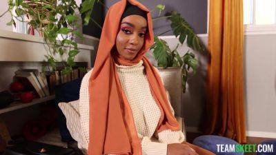 Peter Green - savanna siren & Peter Green in Shy Hijab Girl Learns All About a Weird American Tradition - TeenPies - hotmovs.com - Usa