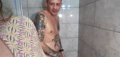 I saw him jerking off in the shower and couldn't resist - inxxx.com - Russia