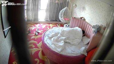Hackers use the camera to remote monitoring of a lover's home life.648 - hotmovs.com - China