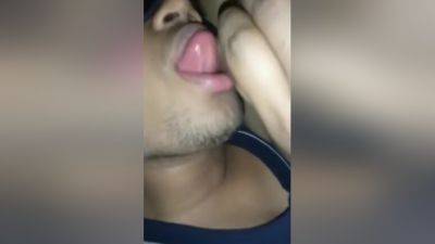කර බනන සපර වසසයක හයගතත Boobs Sucking Srilankan Style - desi-porntube.com - India