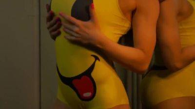 Busty Bodybuilder Masturbates In The Mirror - hotmovs.com