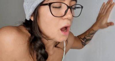 Laura prend une bite dans son cul sur le tabouret - txxx.com - France