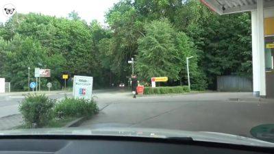 Wenn Zwei Hasen Den Schwanz Jagen - Typ An Der Tanke Abgeschleppt - hotmovs.com - Germany