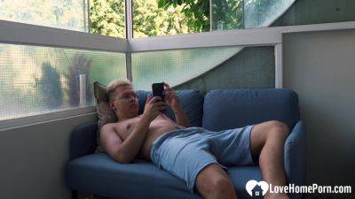 Giving me BJ and fucking on the couch - hotmovs.com