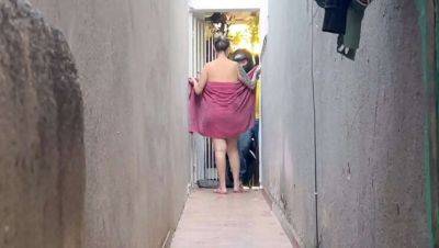 Hot Blonde Sucks Delivery Guy's Dick After Calling Him Inside - xxxfiles.com - Brazil