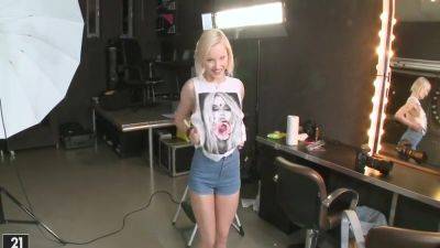Zazie Skymm - Screaming Blondie Likes Sex - hotmovs.com