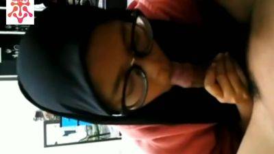 Hijab Blowjob - desi-porntube.com