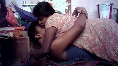 Indian House Wife Kissing On Housband - videomanysex.com - India