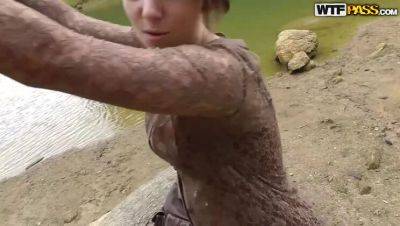 Amateur porn video in the park: Carl & Brunette Cheyenne with piercing - porntry.com
