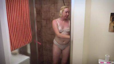 Blonde in Shower: A Pissing Tease - porntry.com