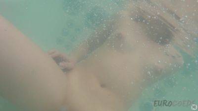 Hot Girl Adriana Underwater Jacuzzi Masturbation With A Big Thick Glass Dildo Closeups - hotmovs.com
