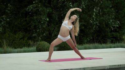 Kristof Cale - Mona Blue, the Yoga-loving Artist, with Kristof Cale - porntry.com