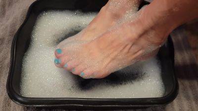 Soapy Foot Bubble Bath - Soaking My Sweaty Feet After A Long Day - hclips.com