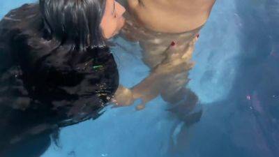 My Girlfriend Gives Me A Super Blowjob Under The Water Until I Cum In Her Mouth - hclips.com