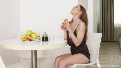 Sybil - Cunnilingus spices her morning coffee - porntry.com