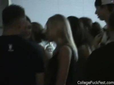 Kissing coed teens get busy in amateur party - txxx.com