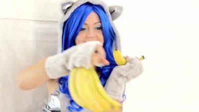 Cosplayer penetrates her hairy pussy with a banana - txxx.com