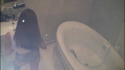Spying on stepdaughter Scarlett toying in bath - hclips.com