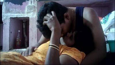 Indian Village House Wife Lips Kissing Aaa - desi-porntube.com - India