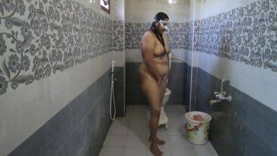 Desi Bhabhi Taking Shower - desi-porntube.com - India