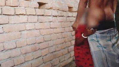Poros Wali Bhabi Ke Sath Outdoor Me Chuday Kiya - desi-porntube.com - India