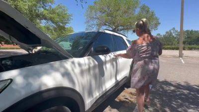 Car Trouble Venus Rewards A Stranger Who Gets Her Car Started With A - upornia.com - Usa